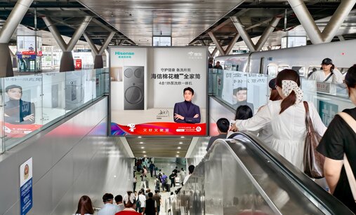 第一戶外傳媒-青島北站出站梯楣燈箱