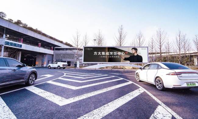青島膠東機場停車場燈箱媒體觀察：高凈值客流的獨享品牌空間
