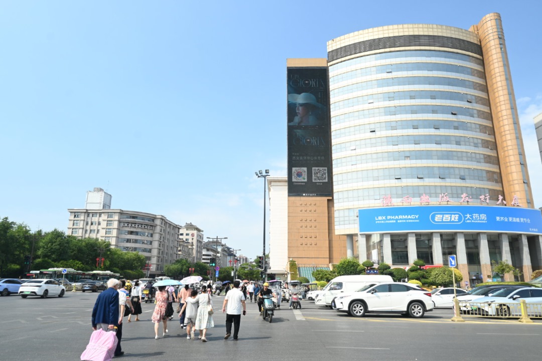 西安市中心出版大廈外墻LED大屏鄧紫棋演唱會第一戶外傳媒實拍圖 