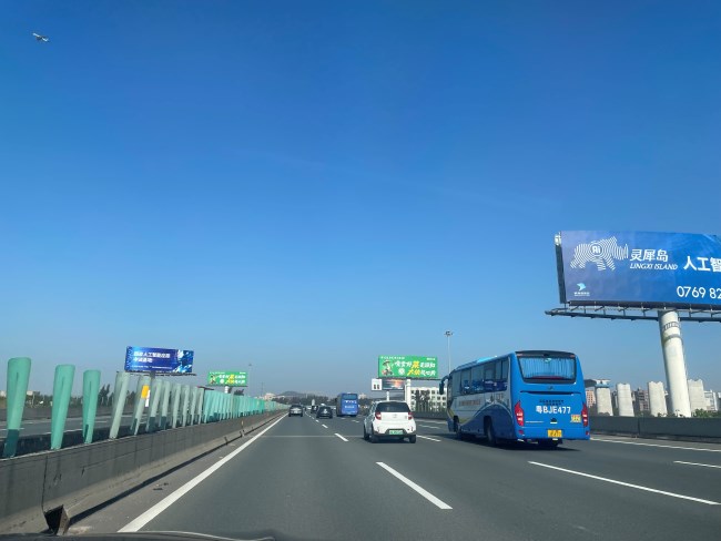 廣深沿江高速長安段立柱大牌廣告案例圖地產實景圖 