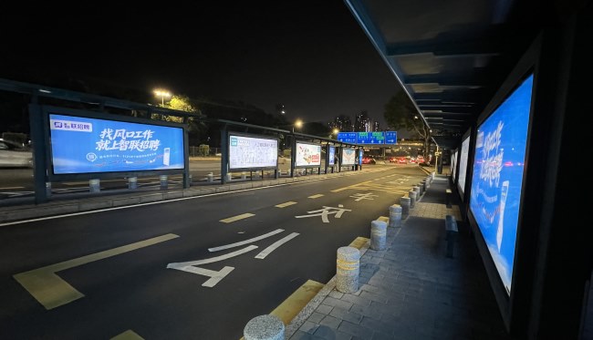 深圳兩排候車亭廣告與馬路廣角夜景合拍