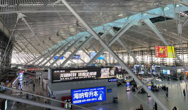 青島北站候車大廳中央墻面廣告海納專升本