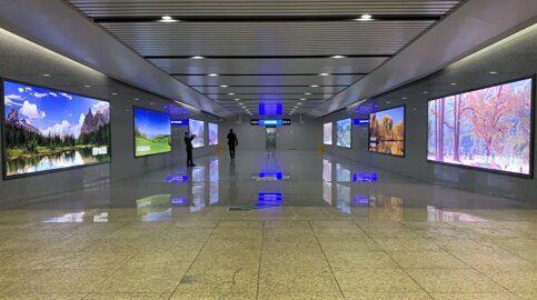 第一戶外傳媒-富陽站進出站通道墻面燈箱