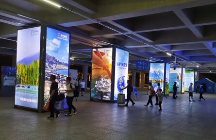 第一戶外傳媒-富陽站出站廳外包柱燈箱