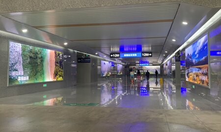 第一戶外傳媒-建德站進出站通道墻面燈箱