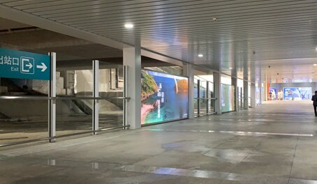 第一戶外傳媒-建德站出站通道墻面燈箱