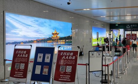 第一戶外傳媒-建德站出站廳墻面燈箱