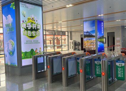 第一戶外傳媒-建德站出站廳檢票口內包柱燈箱