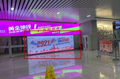 第一戶外傳媒-千島湖站出站廳檢票口雙面落地燈箱