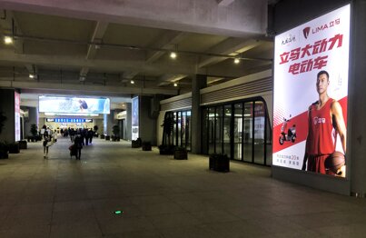 第一戶外傳媒-千島湖站出站通道立柱燈箱