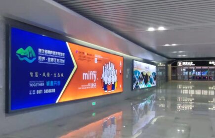 第一戶外傳媒-桐廬站進出站通道墻面燈箱