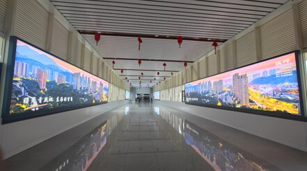 第一戶外傳媒-溫嶺站出發(fā)層廊橋兩側墻面燈箱