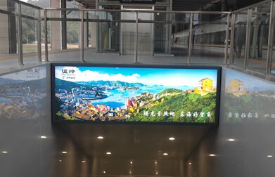 第一戶外傳媒-溫嶺站站臺層出站梯楣燈箱