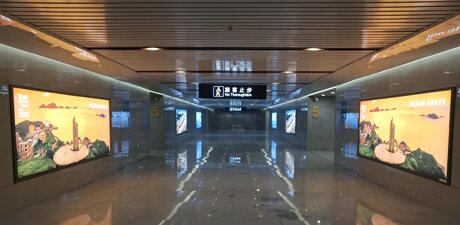 第一戶外傳媒-溫嶺站到達層出站通道墻面燈箱