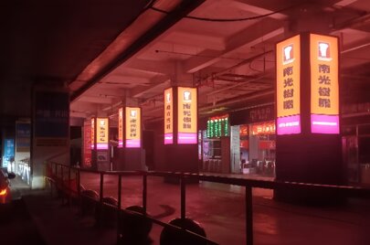 第一戶外傳媒-溫嶺站出站口包柱燈箱