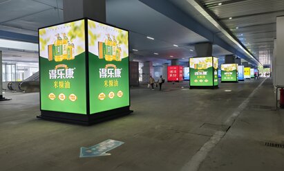 第一戶外傳媒-溫嶺站進出站口商業(yè)區(qū)品牌包柱燈箱