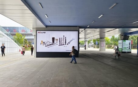 第一戶外傳媒-溫嶺站進出站口商業(yè)區(qū)品牌落地燈箱