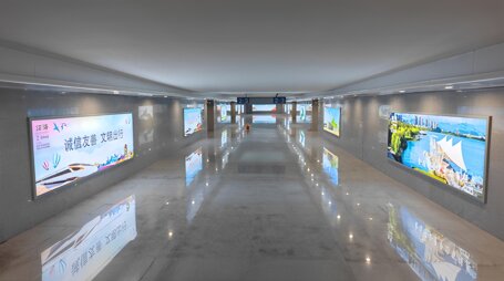 第一戶外傳媒-臨海站到達層出站通道墻面燈箱