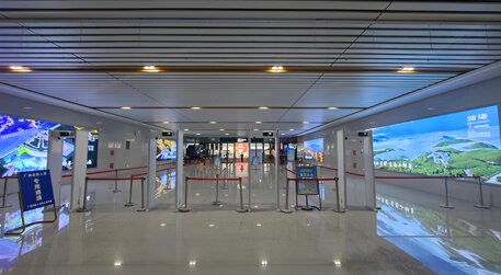 第一戶外傳媒-臨海站到達層出站廳兩側墻面燈箱