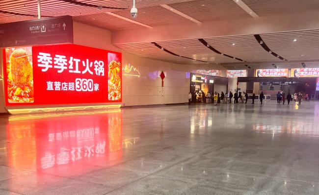 長沙南站到達(dá)換乘通道墻面燈箱廣告圖客流實(shí)拍