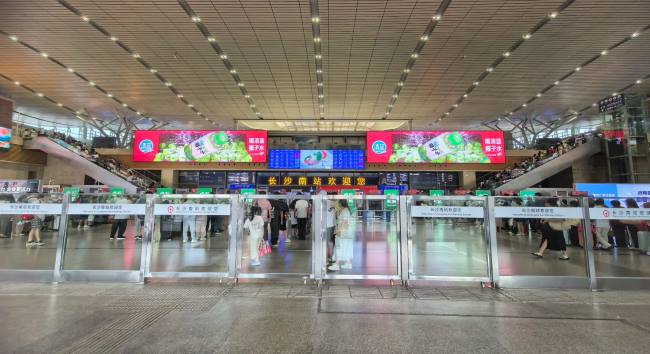 長沙南站出發(fā)安檢口LED大屏廣告直拍圖