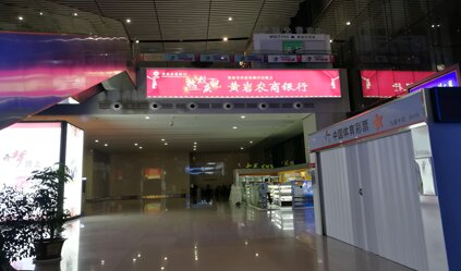 第一戶外傳媒-臺(tái)州西站一樓候車大廳自動(dòng)扶梯側(cè)面燈箱