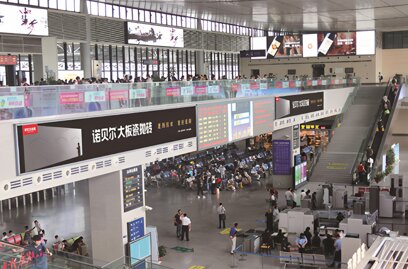 第一戶外傳媒-臺(tái)州西站一樓候車大廳信息屏兩側(cè)燈箱