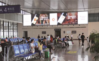 第一戶外傳媒-臺(tái)州西站二樓候車大廳兩側(cè)墻面燈箱