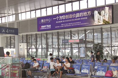 第一戶外傳媒-臺(tái)州西站二樓候車大廳檢票口頂部大型燈箱