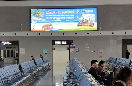 第一戶外傳媒-臺(tái)州西站二樓候車廳墻面燈箱