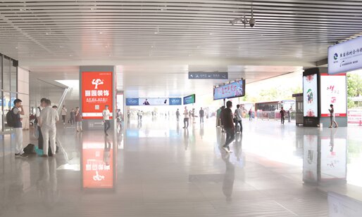 第一戶外傳媒-臺(tái)州西站出站口吊掛式巨屏燈箱