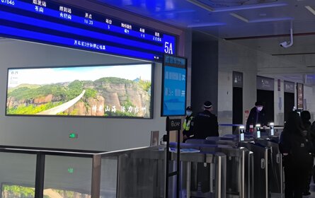 深圳第一戶外傳媒-臺州站出發層候車室閘機口兩側燈箱