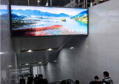 深圳第一戶外傳媒-臺州站站臺層梯頂燈箱