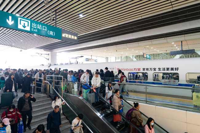 春運高鐵站臺人頭攢動-高鐵外車身貼廣告