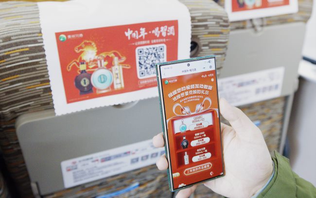 春運高鐵座椅頭枕巾廣告-旅客正在掃描參與活動