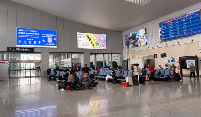 義烏機場出發大廳廣告位觀察：特色龍頭企業機場聚會