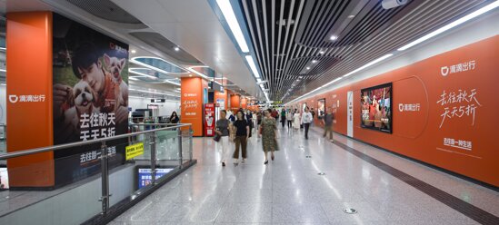 第一戶外傳媒-成都地鐵品牌森林廣告