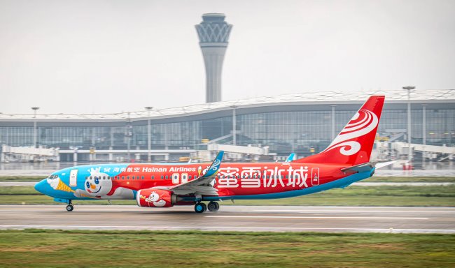 海南航空機身廣告大紅色蜜雪冰城案例圖