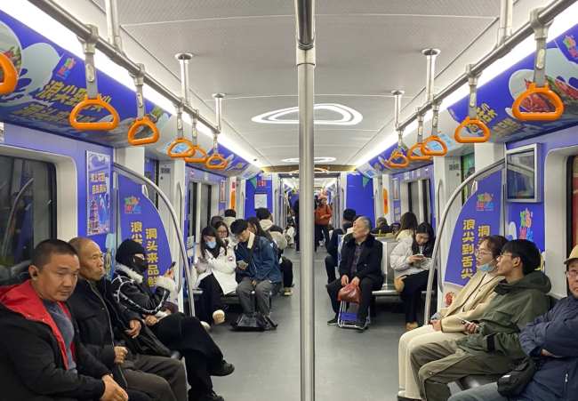 溫州輕軌內包車文旅廣告海藍色清新廣告案例實拍圖