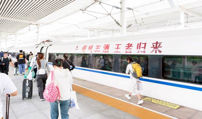 濟(jì)南西站站臺高鐵列車停靠乘客走路畫面