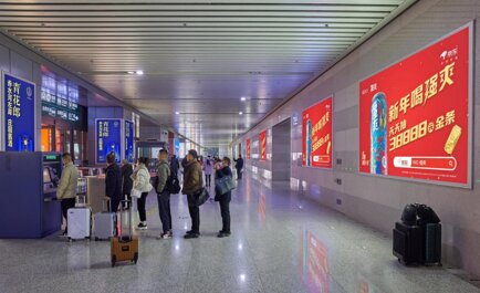 第一戶外傳媒-蘭州西站出站通道墻體燈箱