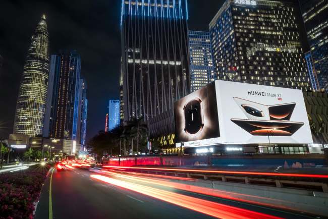 深圳灣萬象城靠近地標(biāo)春筍大廈的LED巨屏廣告