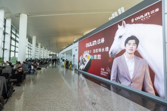 寧波機場出發區域候機大廳座椅區實拍圖