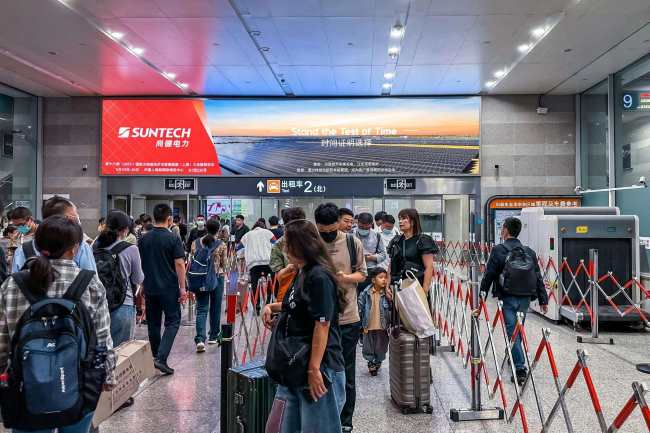 上海虹橋站出租車區廣告盤點:排隊場景下商旅廣告案例實拍