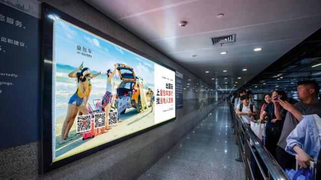 上海虹橋站出租車等候通道乘客拍照?qǐng)鼍皥D 