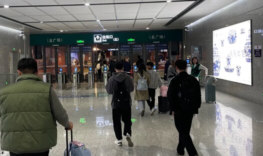 第一戶外傳媒-景德鎮北站新建站出站通道墻面燈箱