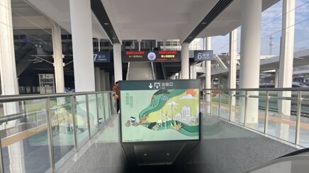 第一戶外傳媒-景德鎮北站新建站站臺出站門楣燈箱