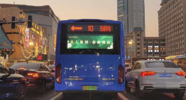 石家莊公交車尾屏廣告路面等紅燈中