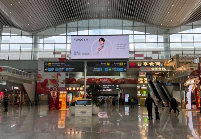 廣州白云機場安檢口排隊場景大屏在側