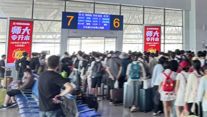 深圳第一戶外傳媒有限公司-煙臺站候車室檢票口兩側圖騰燈箱